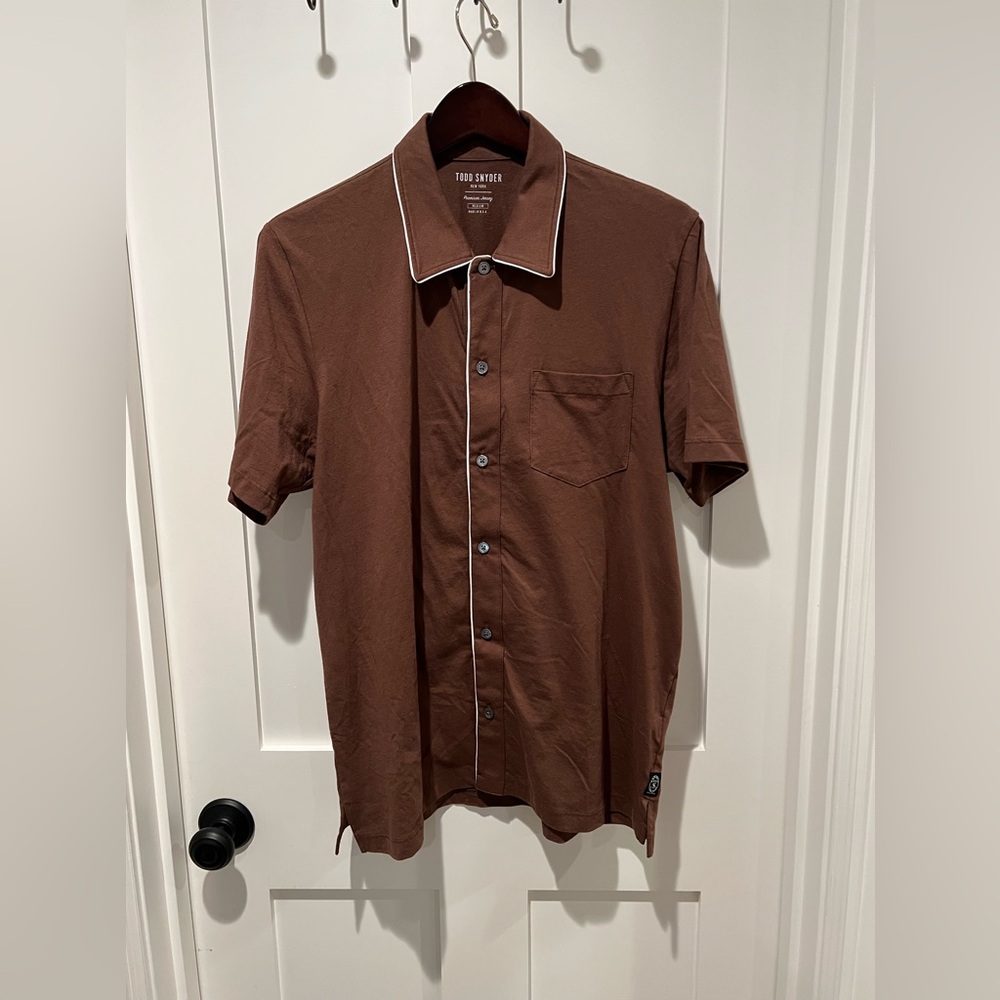 Todd Snyder Montauk Tipped Full Placket Polo in Umber Brown- Men’s Medium